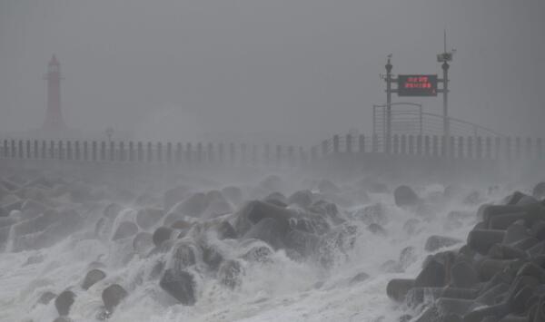 强台风海神在韩国南部蔚山登陆 当天300架次航班被取消