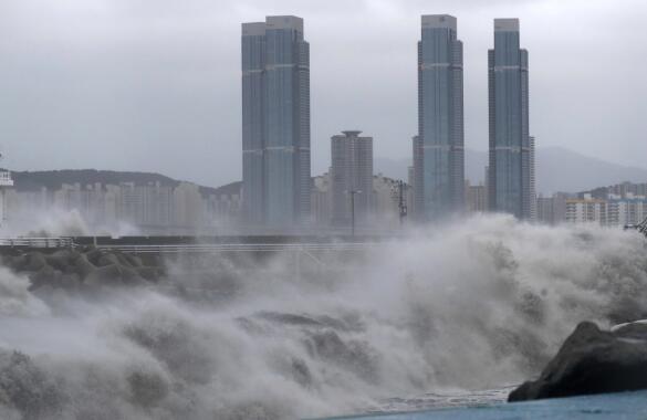 台风海神致韩国2人失踪5人受伤 蔚山釜山等地暴雨道路被封锁