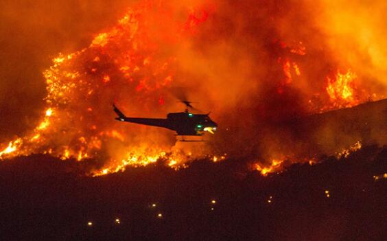 加州山火220万英亩土地被烧 8人死亡超17万户停电