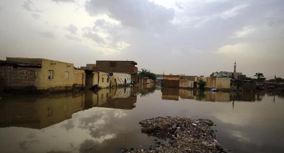 尼罗河水位逼近18米危及金字塔 苏丹政府已经建造沙袋墙防御
