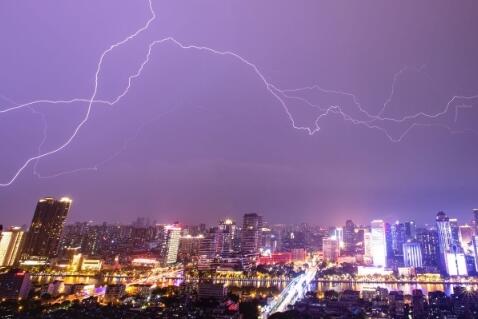 广东多地出现雷雨交加 广州高温暂缓仅30℃出头