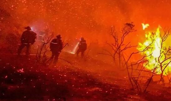 加州山火吞噬220万英亩土地 3000多万人处于危险预警状态