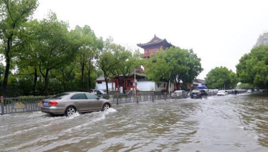 昆明发布暴雨蓝色预警 城区内多条路段积水严重