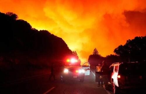 美国西部共发生100多起山火 50万人被迫撤离多州进入紧急状态