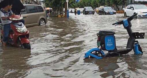 广西雨势升级为暴雨气温30℃以上 周末市民出行最好备把伞