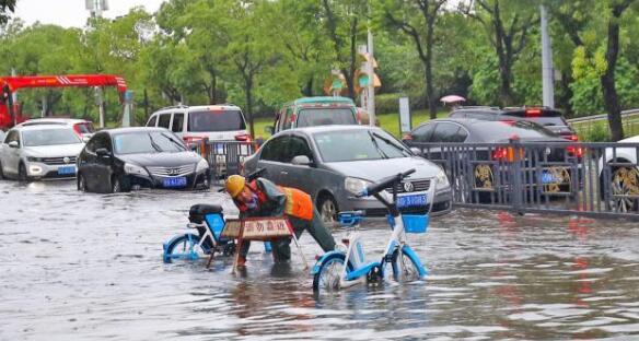 昆明发布暴雨蓝色预警 城区内多条路段积水严重