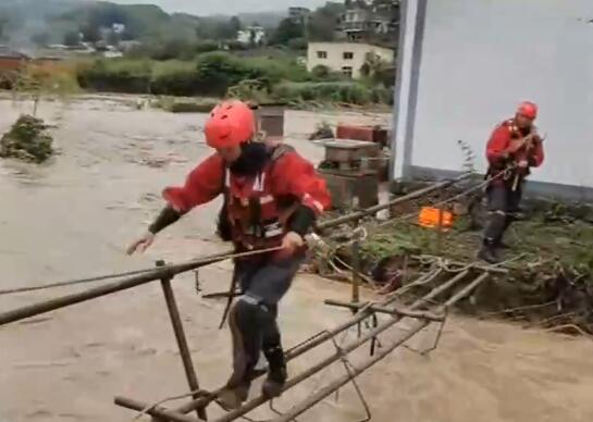 强降雨致贵州水城部分村寨被淹 多名群众被围困