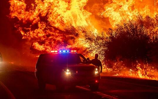 加州山火过火面积创历史新高 2000多栋建筑损毁2万人被迫撤离
