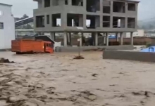 强降雨致贵州水城部分村寨被淹 多名群众被围困