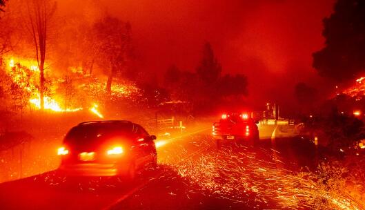 美国西部共发生100多起山火 50万人被迫撤离多州进入紧急状态