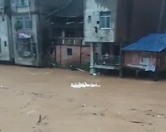 受强降雨影响广西三江发生山洪 导致多处房屋被毁