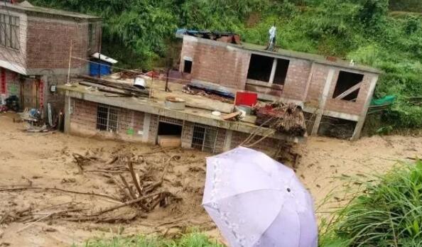 柳州三江山洪木房被冲毁 已造成4人死亡1人失联