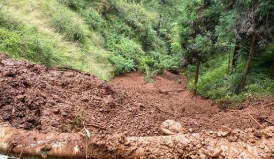 云南宣威路段暴雨发生泥石流 现场泥石流深度近50厘米