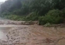 今日上午四川G5高速遭遇泥石流 致道路中断