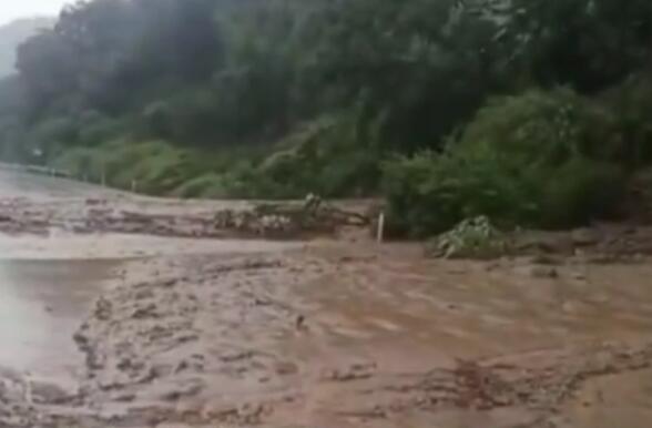 今日上午四川G5高速遭遇泥石流 致道路中断