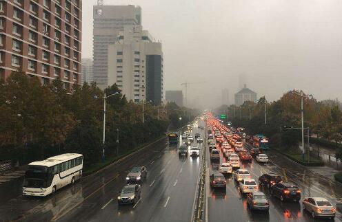 河北多地遭遇雷阵雨袭击 今日石家庄气温跌至12℃