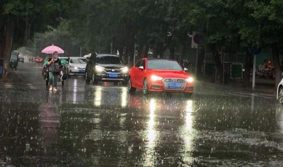 江苏秋雨绵绵气温30℃以下 市民外出备好雨具适时添衣保暖