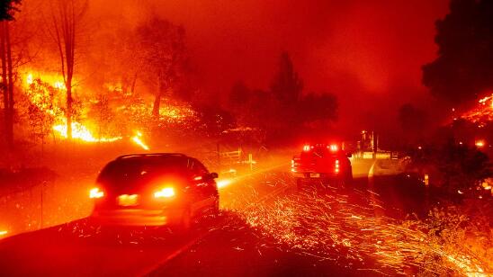 山火中美国民众跳湖保命是怎么回事 加州超过6万人被迫撤离