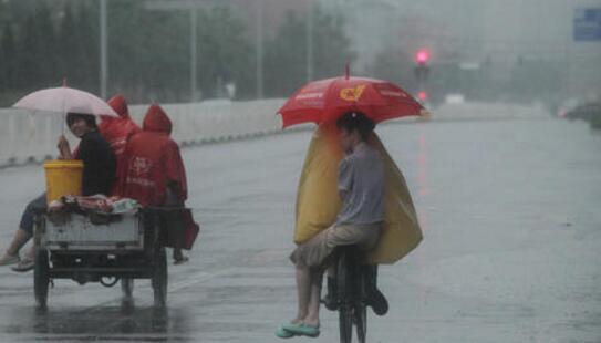 江苏阴雨绵绵气温跌至27℃ 雨天路滑外出注意交通安全