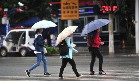 受台风红霞外环流的影响 今天广西玉林北海等地大到暴雨