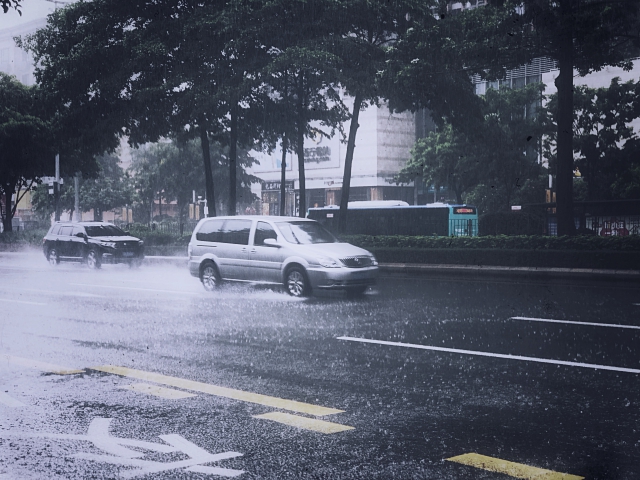 周末广东地区雨势猛烈 局部伴有大暴雨来袭