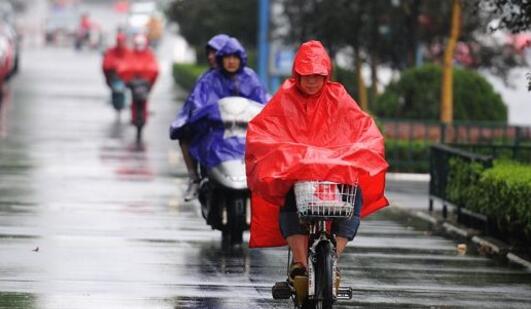 浙江雨水减弱气温25℃以下 市民雨天出行注意交通安全