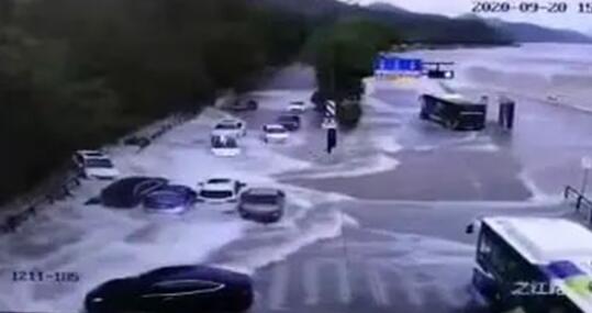 钱塘江潮水冲跑多辆汽车是怎么回事 道路瞬间变“游泳池”