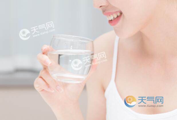 倒立着喝水时水还会到胃里去吗 倒立喝水能喝进去吗