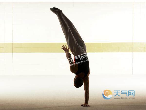 倒立着喝水时水还会到胃里去吗 倒立喝水能喝进去吗