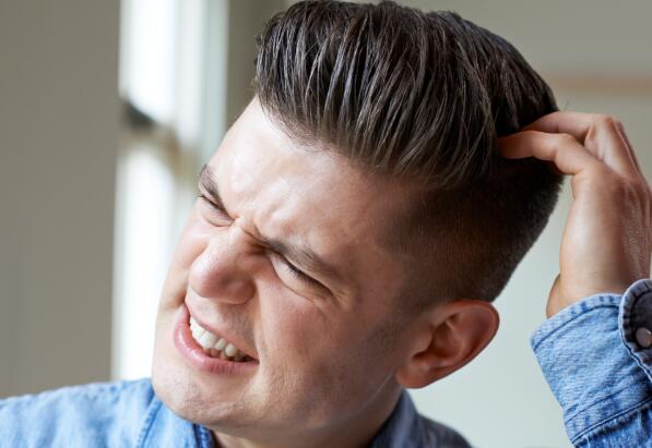 头皮屑头皮痒会传染给家人吗 头皮痒头皮屑多是什么原因