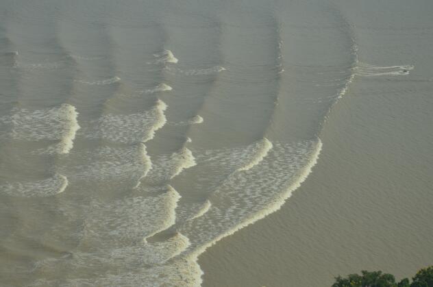 钱塘江大潮是怎么形成的原因是什么   钱塘江大潮形成的自然原因