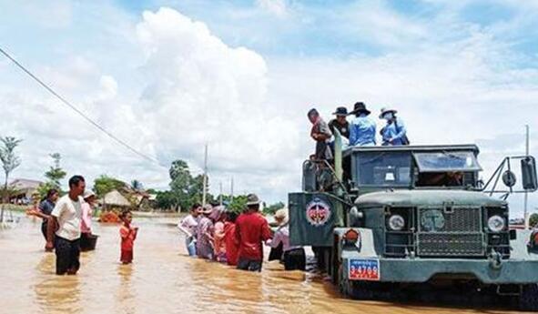 柬埔寨菩萨省暴雨引起洪水泛滥 部分河流水位高达5.5米