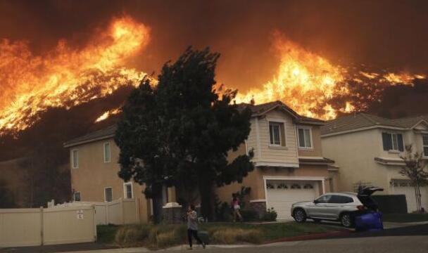 加州山火烧毁6400座建筑物致26人死亡 23000名居民被迫逃离家园