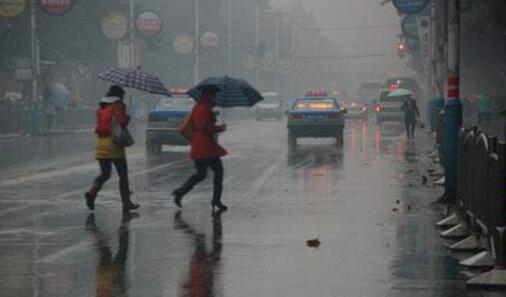 山东多地阴雨气温跌至23℃ 市民外出注意防雨防风
