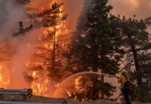美国加州山火持续燃烧至少36人死亡 多座建筑被烧得面目全非