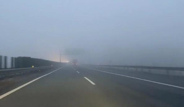 今早山东发布大雾黄色预警信号 多个高速路口已经临时封闭
