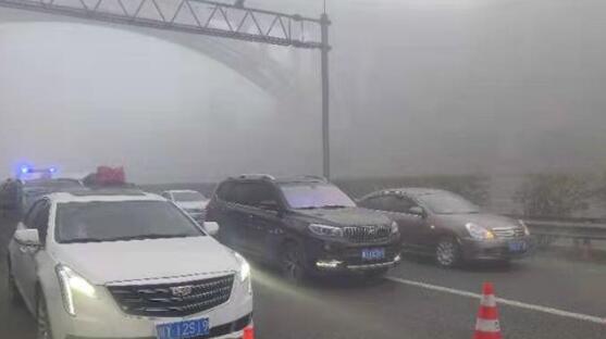 今晨重庆多地遭遇雨雾天气 主城区最高气温跌至22℃