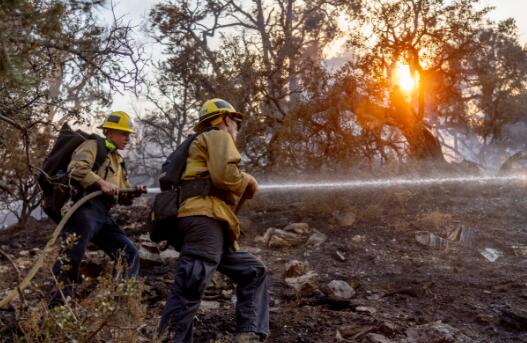 美国加州山火持续燃烧至少36人死亡 多座建筑被烧得面目全非