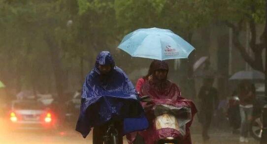 周末四川阴雨绵绵气温跌至20℃ 市民们外出需备好雨具