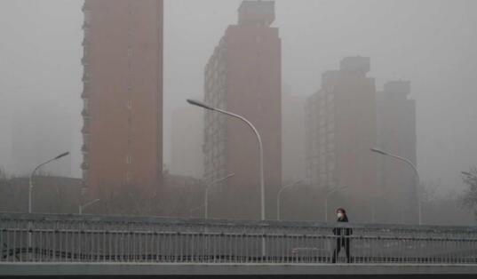 近期北京大雾来扰最高气温25℃ 市民清晨外出适时添衣保暖