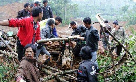 印度尼西亚局地发生山体滑坡 11人死亡另有3人受伤