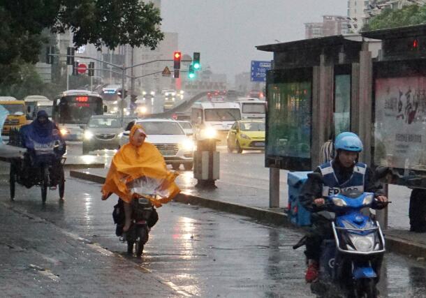 台风灿鸿影响东海迎13级大风 冷空气侵袭北方气温大跌