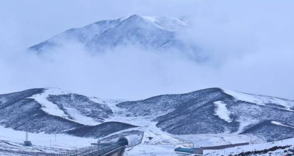 青海部分地区迎来入秋后初雪 祁连山银装素裹宛如仙境