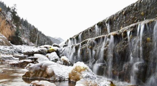 青海部分地区迎来入秋后初雪 祁连山银装素裹宛如仙境