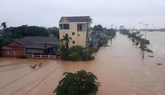 越南中部地区暴雨引发洪灾 目前18人死亡14人失踪