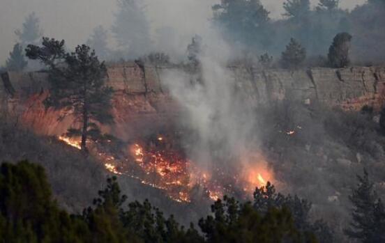 美国科罗拉多州山火持续蔓延 当地出动多架直升机来灭火