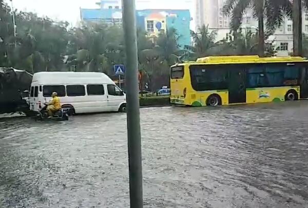 海口市滨海大道海口港路段发生积水 导致车辆无法正常通行