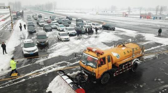西宁部分路段积雪结冰 境内多条路段交通管制