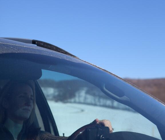 冬天汽车玻璃起雾怎么办 冬季开车玻璃气雾正确去除技巧