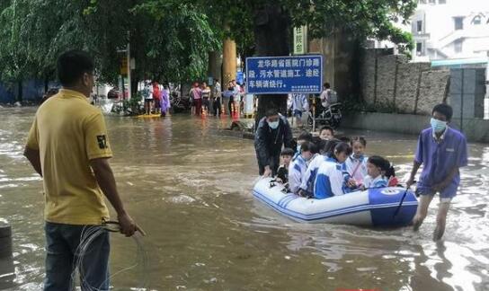 海口突降暴雨多条路段积水严重 学校学生坐皮划艇上学引围观